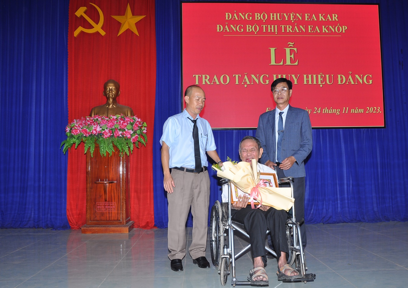 Đc Thành và Đc Tân trao huy hiệu Đảng